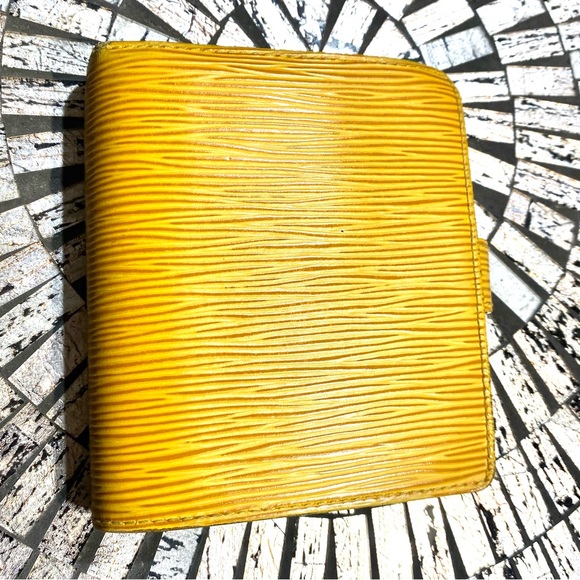 LouisVuitton Epi Wallet Yellow. Please see pics for complete description - Picture 6 of 16